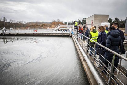 Visita de autoridades y trabajadores a las nuevas instalaciones.