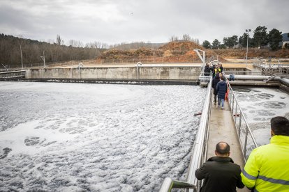 Visita de autoridades y trabajadores a las nuevas instalaciones.