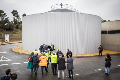 Visita de autoridades y trabajadores a las nuevas instalaciones.