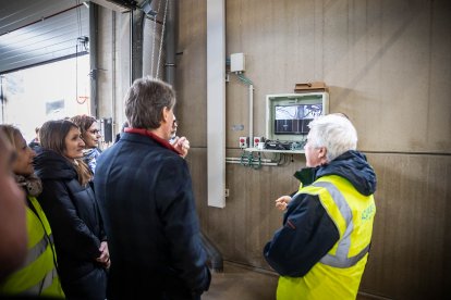Visita de autoridades y trabajadores a las nuevas instalaciones.