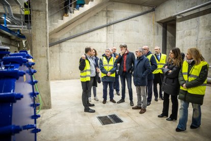 Visita de autoridades y trabajadores a las nuevas instalaciones.