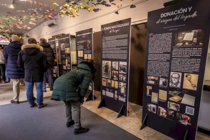 La exposición está ubicada en la galería porticada del Instituto