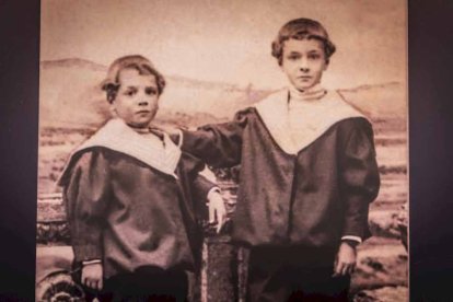 La exposición está ubicada en la galería porticada del Instituto