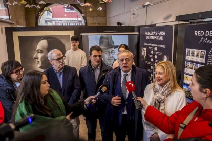 La exposición está ubicada en la galería porticada del Instituto