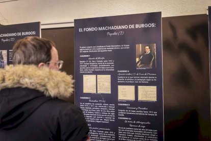 La exposición está ubicada en la galería porticada del Instituto