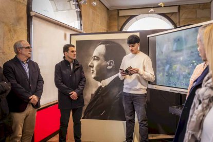 La exposición está ubicada en la galería porticada del Instituto