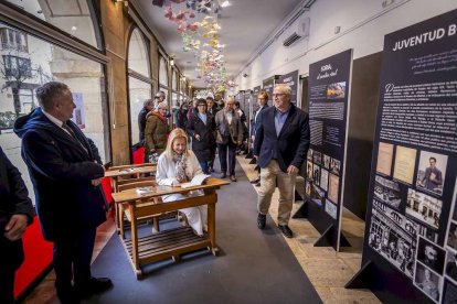 La exposición está ubicada en la galería porticada del Instituto