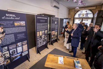 La exposición está ubicada en la galería porticada del Instituto