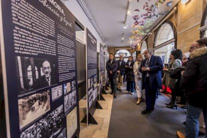 La exposición está ubicada en la galería porticada del Instituto