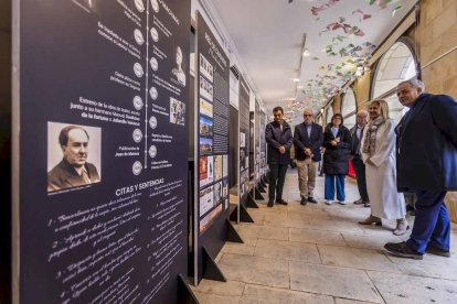 La exposición está ubicada en la galería porticada del Instituto