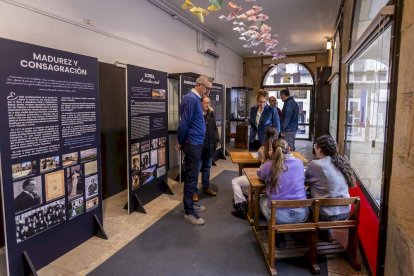 La exposición está ubicada en la galería porticada del Instituto