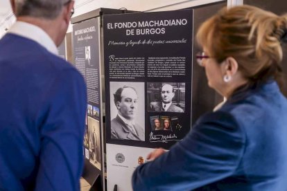 La exposición está ubicada en la galería porticada del Instituto