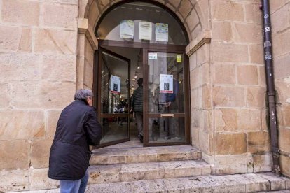 La exposición está ubicada en la galería porticada del Instituto