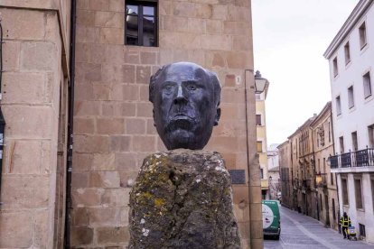 La exposición está ubicada en la galería porticada del Instituto
