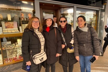 La presidenta de la Comunidad de Madrid, segunda por la izquierda, en El Burgo de Osma.