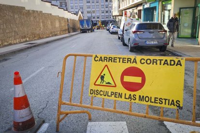 Cartel de vía cortada en la calle.