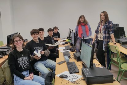 Los cinco alumnos presentados por el IES Virgen del Espino junto a sus profesoras Candy Scobling y Cristina Usón.