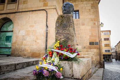 El instituto y la fundación Antonio Machado han recordado al poeta en el aniversario de su fallecimiento.