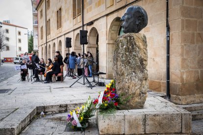 El instituto y la fundación Antonio Machado han recordado al poeta en el aniversario de su fallecimiento.