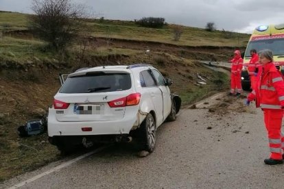 Sanitarios en el lugar del accidente.