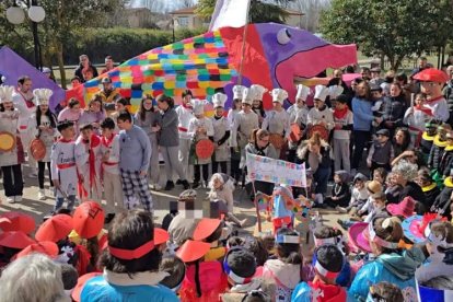 La Sardina Peñista y la Pequesardina han animado en viernes de Carnaval en San Esteban de Gormaz.