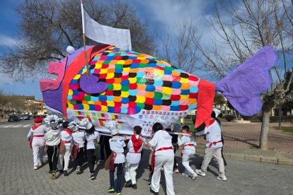 La Sardina Peñista y la Pequesardina animan la mañana.