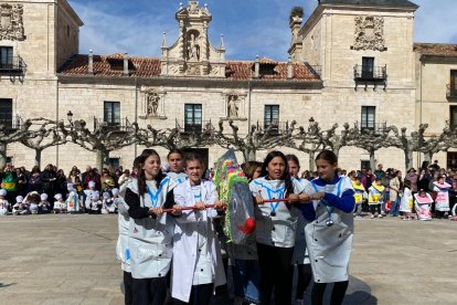El desfile infantil de disfraces abre los actos de Carnaval en El Burgo de Osma.