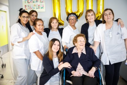 María Sánchez Moruga celebra sus 100 años desde la residencia El Parque.