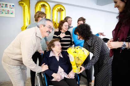 María Sánchez Moruga celebra sus 100 años desde la residencia El Parque.