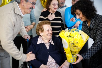 María Sánchez Moruga celebra sus 100 años desde la residencia El Parque.