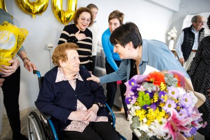 María Sánchez Moruga celebra sus 100 años desde la residencia El Parque.