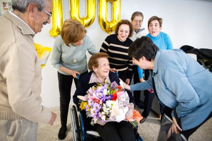 María Sánchez Moruga celebra sus 100 años desde la residencia El Parque.