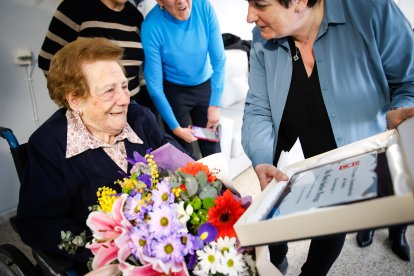 María Sánchez Moruga celebra sus 100 años desde la residencia El Parque.