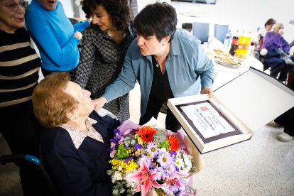 María Sánchez Moruga celebra sus 100 años desde la residencia El Parque.