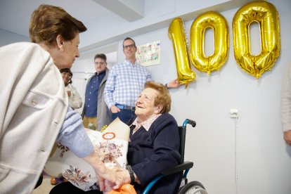María Sánchez Moruga celebra sus 100 años desde la residencia El Parque.