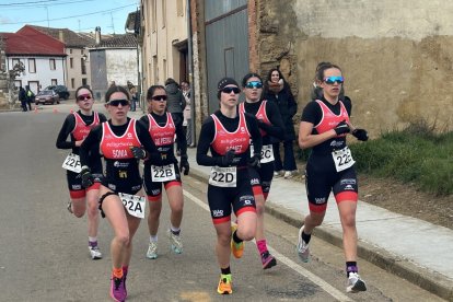 Equipo femenino del Deporama Triatlón Soriano durante la prueba.
