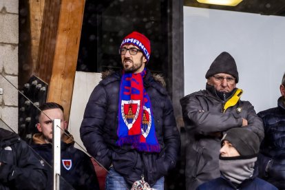 Buen partido de los rojillos bajo la nieve