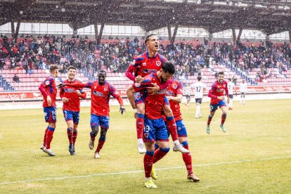 Buen partido de los rojillos bajo la nieve