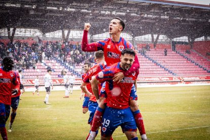 Buen partido de los rojillos bajo la nieve