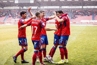 Buen partido de los rojillos bajo la nieve