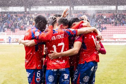 Buen partido de los rojillos bajo la nieve