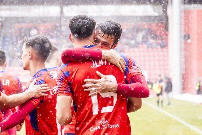 Buen partido de los rojillos bajo la nieve