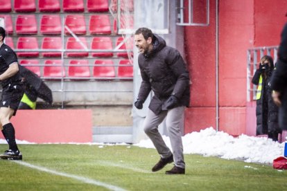 Buen partido de los rojillos bajo la nieve