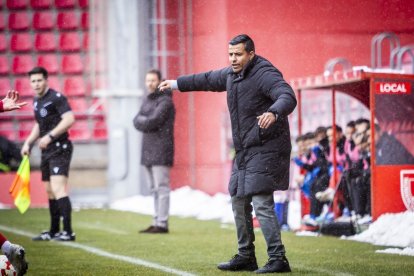 Buen partido de los rojillos bajo la nieve