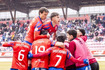 Buen partido de los rojillos bajo la nieve