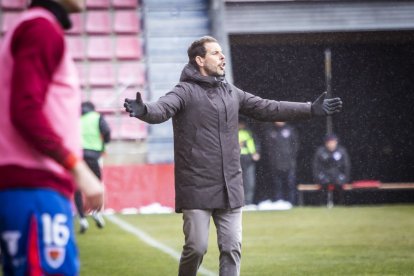 Buen partido de los rojillos bajo la nieve