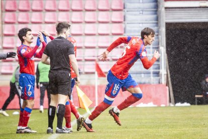 Buen partido de los rojillos bajo la nieve