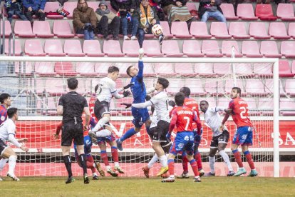 Buen partido de los rojillos bajo la nieve