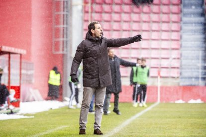 Buen partido de los rojillos bajo la nieve