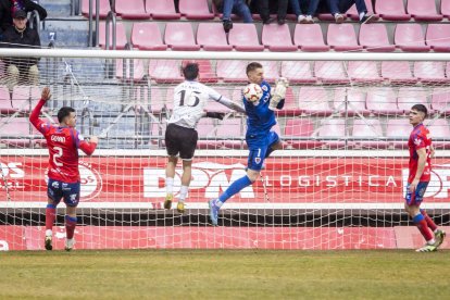 Buen partido de los rojillos bajo la nieve